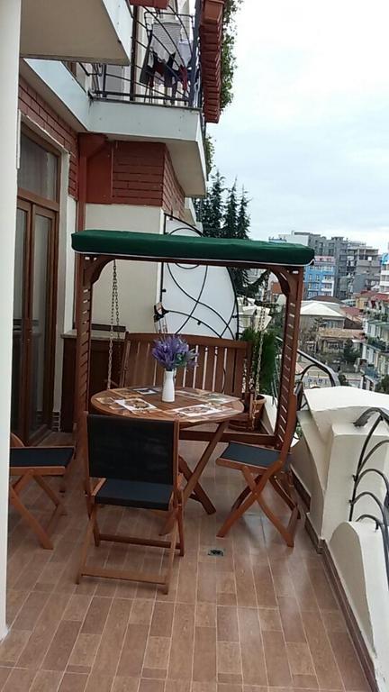 Apartment With Summer Terrace Batumi Quarto foto