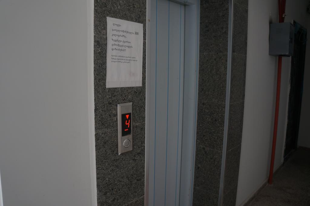 Apartment With Summer Terrace Batumi Quarto foto