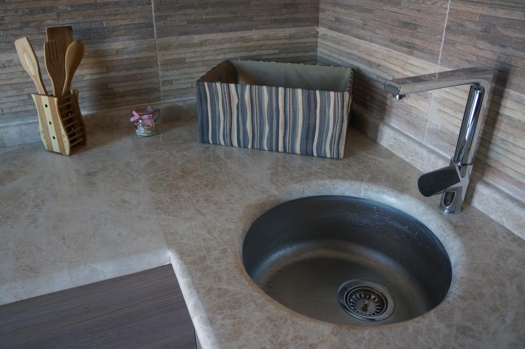 Apartment With Summer Terrace Batumi Quarto foto
