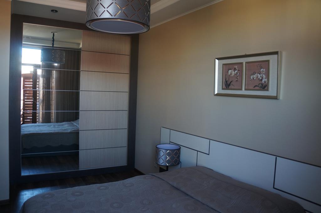 Apartment With Summer Terrace Batumi Quarto foto